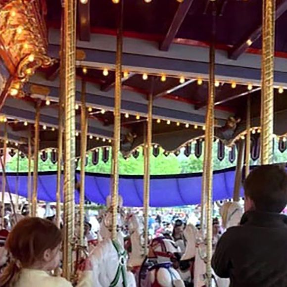 Le prince Harry et son épouse se sont beaucoup amusés.

Le prince Harry révèle que Space Mountain est son attraction préférée à Disneyland – grâce à la princesse Diana – lors de son apparition avec sa femme Meghan Markle dans l'émission spéciale d'ABC pour les 70 ans de Disneyland. © Backgrid UK/ Bestimage