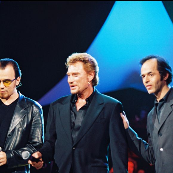 ARCHIVES - PASCAL OBISPO , JOHNNY HALLYDAY ET JEAN JACQUES GOLDMAN SUR SCENE LORS DES VICTOIRES DE LA MUSIQUE 1998