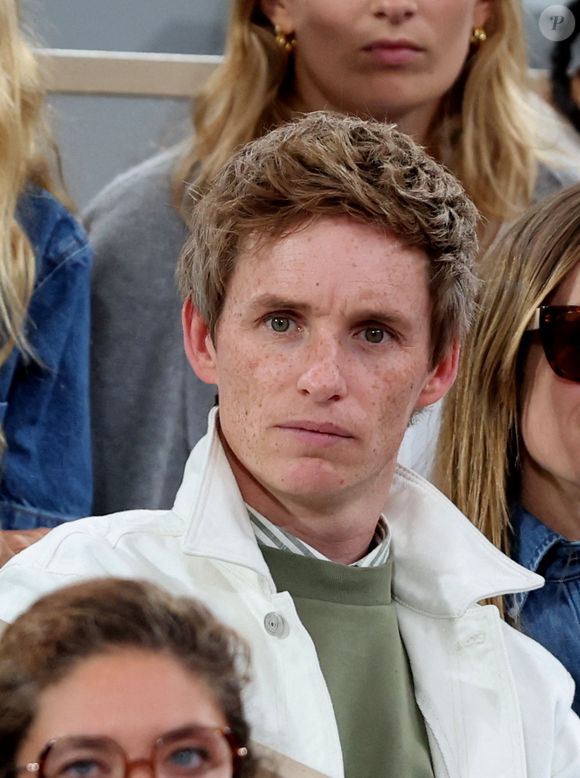 Eddie Redmayne en tribunes lors des Internationaux de France de Tennis de Roland Garros 2025, à Paris, France, le 6 juin 2025. © Jacovides-Moreau/Bestimage