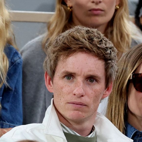 Eddie Redmayne en tribunes lors des Internationaux de France de Tennis de Roland Garros 2025, à Paris, France, le 6 juin 2025. © Jacovides-Moreau/Bestimage