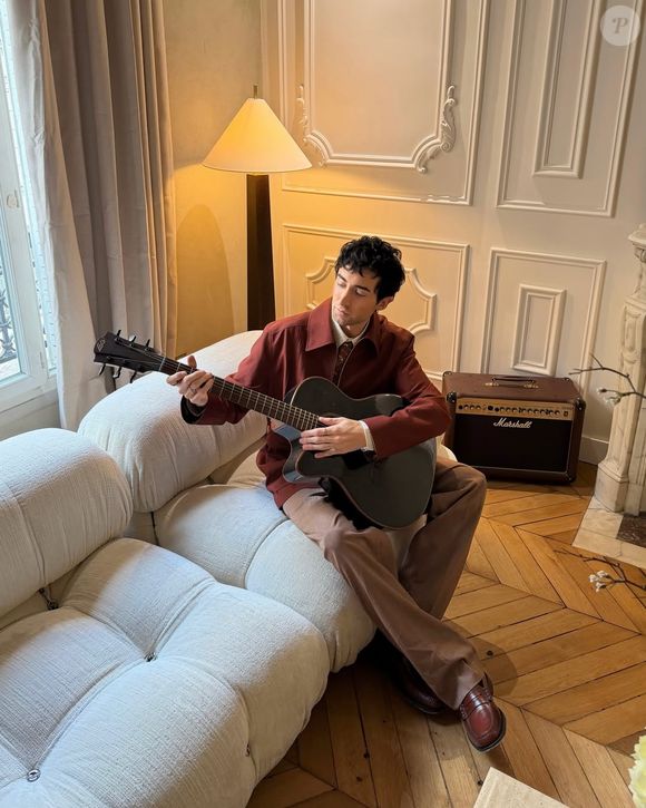 Après de longs travaux, il présente alors enfin son intérieur.

Lythan Cottaz, fils du pilote Didier Cottaz, présente son superbe appartement parisien.