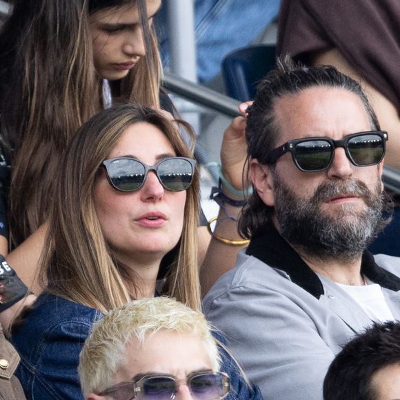 Marie Portolano et son mari Grégoire Ludig en tribunes du match de football Ligue 1 McDonald's opposant le Paris Saint-Germain (PSG) au FC Lorient (2-2) au Parc des Princes à Paris, France, le 2 mai 2026. © Bestimage