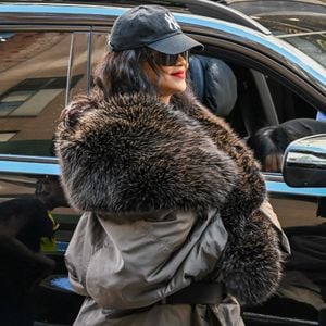 Rihanna arrive à l'hôtel The Carlyle, A Rosewood Hotel à New York, le 4 mai 2026, avant le Met Gala. 

© Gedeon Taieb/Bestimage