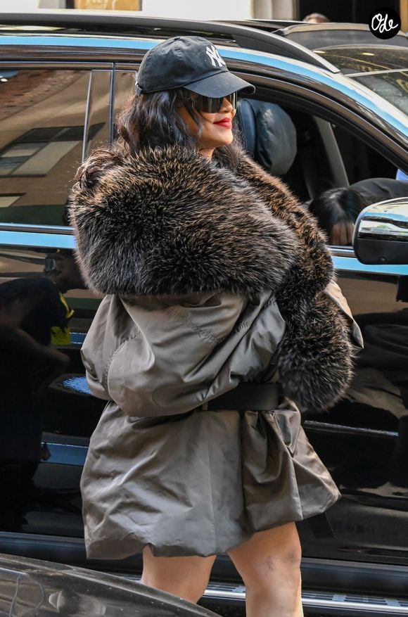 Rihanna arrive à l'hôtel The Carlyle, A Rosewood Hotel à New York, le 4 mai 2026, avant le Met Gala. 

© Gedeon Taieb/Bestimage