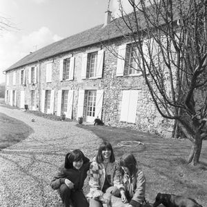 Ses œuvres colorées sont aujourd'hui exposées dans plusieurs galeries prestigieuses.
En France, Chantal Goya dans sa propriété avec ses enfants Jean-Paul, 13 ans et Clarisse, 11 ans et leurs chiens le 9 avril 1979. Photo par LENOIR Jean - Archives