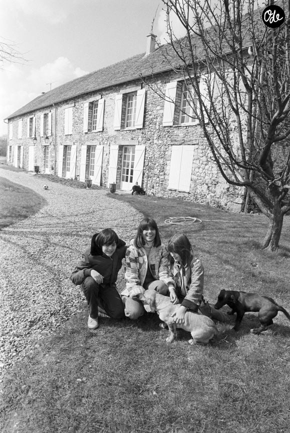 Ses œuvres colorées sont aujourd'hui exposées dans plusieurs galeries prestigieuses.

En France, Chantal Goya dans sa propriété avec ses enfants Jean-Paul, 13 ans et Clarisse, 11 ans et leurs chiens le 9 avril 1979.  Photo par LENOIR Jean - Archives