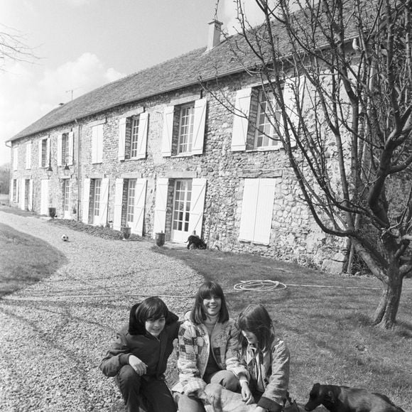 Ses œuvres colorées sont aujourd'hui exposées dans plusieurs galeries prestigieuses.

En France, Chantal Goya dans sa propriété avec ses enfants Jean-Paul, 13 ans et Clarisse, 11 ans et leurs chiens le 9 avril 1979.  Photo par LENOIR Jean - Archives