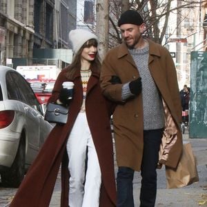 Lily Collins et Charlie McDowell se promènent dans Noho, à New York City, NY, USA, le 12 décembre 2022. Photo de Roger Wong/INSTAR/ABACAPRESS.COM