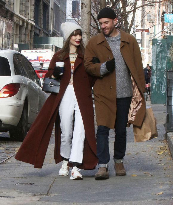 Lily Collins et Charlie McDowell se promènent dans Noho, à New York City, NY, USA, le 12 décembre 2022. Photo de Roger Wong/INSTAR/ABACAPRESS.COM