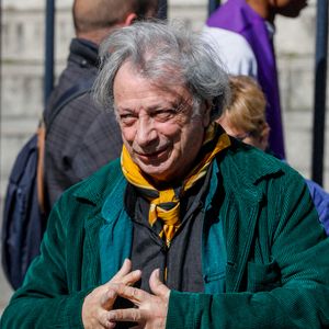 Hervé Vilard (René Villard) à la sortie des obsèques de l'humoriste et comédien Claude Véga en l'église Notre-Dame-de-Lorette à Paris, France, le 22 avril 2022. © Christophe Clovis/Bestimage