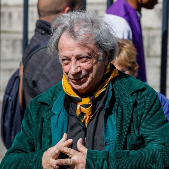 Hervé Vilard (René Villard) à la sortie des obsèques de l'humoriste et comédien Claude Véga en l'église Notre-Dame-de-Lorette à Paris, France, le 22 avril 2022. © Christophe Clovis/Bestimage