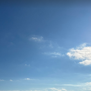 Estelle Denis s'offre une escapade romantique à Toulon avec son compagnon.
