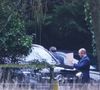 La police l’a interpellé à Sandringham et mené des perquisitions dans le Norfolk et le Berkshire.

Andrew Mountbatten Windsor arrêté à son domicile de Sandringham, le jour de son 66ème anniversaire, pour soupçons de "faute dans l'exercice de fonctions officielles" dans le cadre de l'affaire Epstein, le 19 février 2026. L'ex prince fait l'objet d'une enquête pour ses liens avec le défunt pédocriminel, avec qui il aurait partagé des documents confidentiels du gouvernement.

Mirrorpix / Bestimage