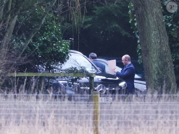 La police l’a interpellé à Sandringham et mené des perquisitions dans le Norfolk et le Berkshire.

Andrew Mountbatten Windsor arrêté à son domicile de Sandringham, le jour de son 66ème anniversaire, pour soupçons de "faute dans l'exercice de fonctions officielles" dans le cadre de l'affaire Epstein, le 19 février 2026. L'ex prince fait l'objet d'une enquête pour ses liens avec le défunt pédocriminel, avec qui il aurait partagé des documents confidentiels du gouvernement.

Mirrorpix / Bestimage