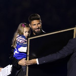 Olivier Giroud a ainsi vu son maillot être accroché au toit du Stade de France

Olivier Giroud, entouré de ses enfants Aria, Aaron, Evan et Jade, reçoit un hommage au Stade de France avant le Quart de finale de la Ligue des Nations de l'UEFA 2025 "France - Croatie (2-0 / tab 5-4)" au Stade de France à Saint-Denis, le 23 mars 2025.
© Cyril Moreau/Bestimage