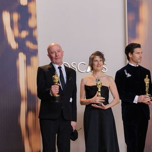 Jacques Audiard, Camille et Clément Ducol, Oscar de la meilleure chanson originale  dans la press room des Oscars le 2 mars 2025(Credit Image: © PI via ZUMA Press Wire)