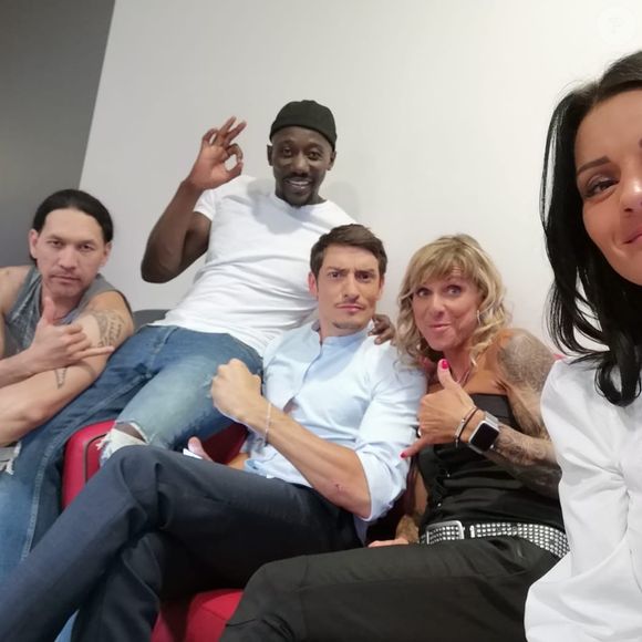 Sara, candidate de "Koh-Lanta" avec Moussa, Claude, Teheiura et Jessica. Photo publiée sur Instagram en octobre 2021.