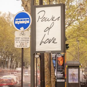 Une mystérieuse campagne d'affichage reprenant les titres iconiques de Céline Dion s'est emparée de Paris ces dernières heures. Ces visuels sobres suggèrent le retour imminent de la star québécoise pour une série de concerts exceptionnels en 2026. L'engouement est déjà immense et les rumeurs évoquent également la sortie d'un nouvel album francophone pour accompagner cet évènement. France, le 24 mars 2026.
© Théo Castillon / Bestimage