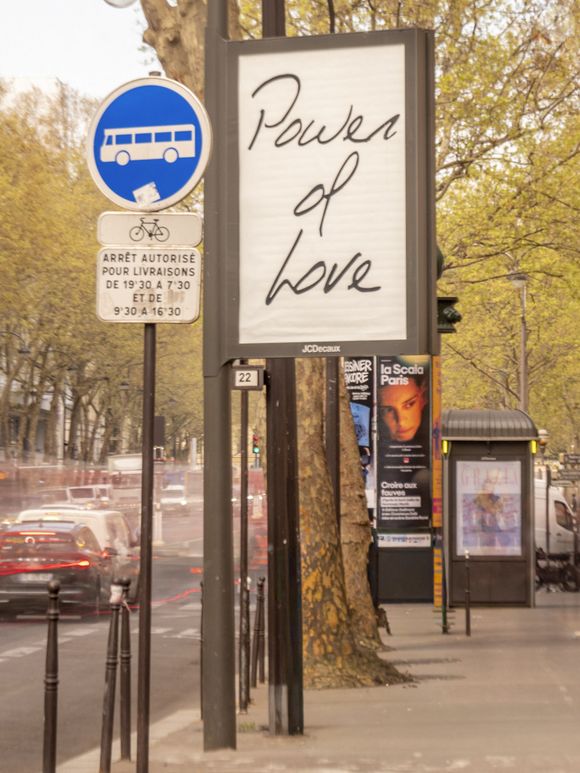 Une mystérieuse campagne d'affichage reprenant les titres iconiques de Céline Dion s'est emparée de Paris ces dernières heures. Ces visuels sobres suggèrent le retour imminent de la star québécoise pour une série de concerts exceptionnels en 2026. L'engouement est déjà immense et les rumeurs évoquent également la sortie d'un nouvel album francophone pour accompagner cet évènement. France, le 24 mars 2026.
© Théo Castillon / Bestimage