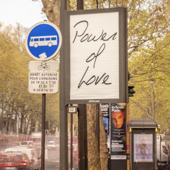 Une mystérieuse campagne d'affichage reprenant les titres iconiques de Céline Dion s'est emparée de Paris ces dernières heures. Ces visuels sobres suggèrent le retour imminent de la star québécoise pour une série de concerts exceptionnels en 2026. L'engouement est déjà immense et les rumeurs évoquent également la sortie d'un nouvel album francophone pour accompagner cet évènement. France, le 24 mars 2026.
© Théo Castillon / Bestimage