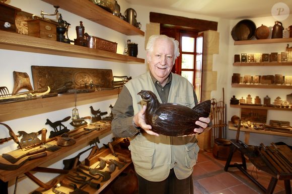 Pierre Bellemare pose dans sa maison de campagne près de Bergerac, Dordogne, France, le 22 octobre 2011. © Patrick Bernard/Bestimage