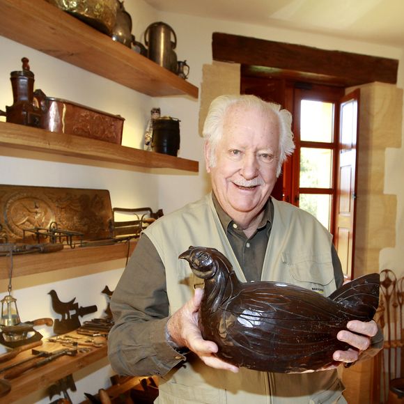 Pierre Bellemare pose dans sa maison de campagne près de Bergerac, Dordogne, France, le 22 octobre 2011. © Patrick Bernard/Bestimage
