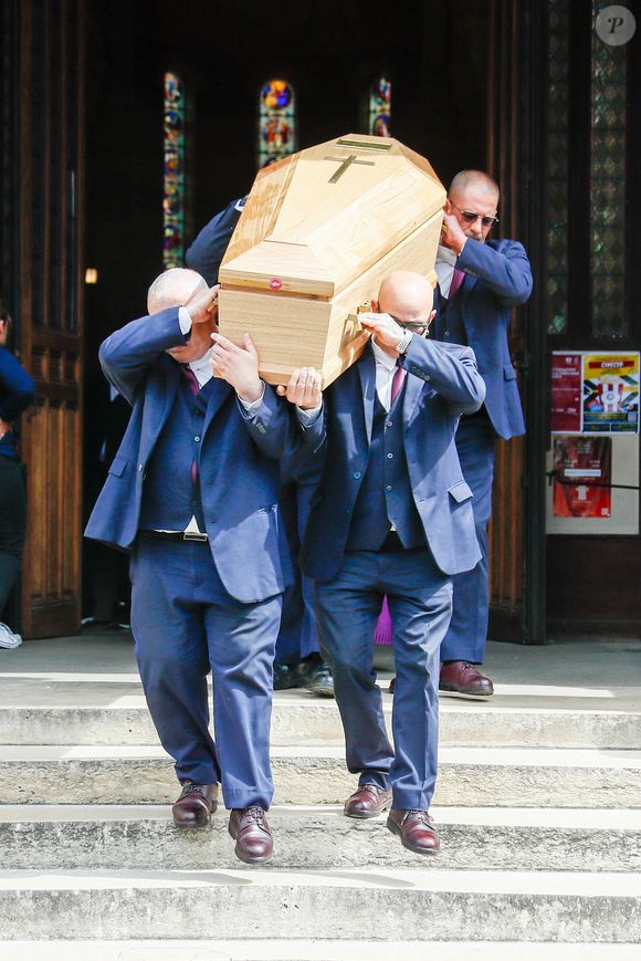 Cercueil du défunt à la sortie des obsèques du producteur Humbert Ibach (Mémé Ibach), figure du disque et de la TV des années 70/90, en l’église Notre Dame d’Auteuil à Paris, France, le 12 mai 2025. © Christophe Clovis/Bestimage