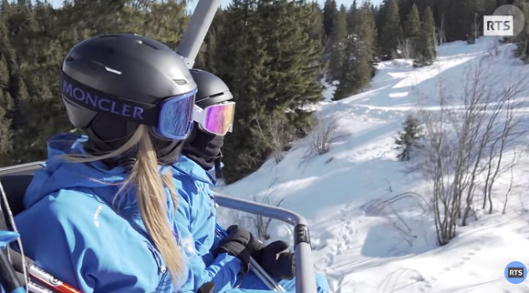 Mieux encore, l'hiver les élèves vont skier jusqu'à trois fois par semaine et peuvent faire une pause dans un restaurant privé sur les pistes.