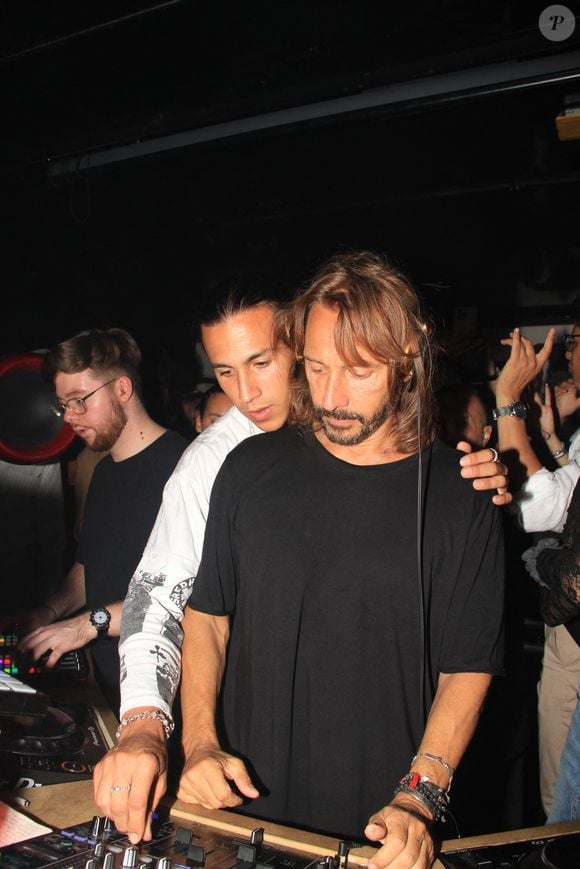 Bob Sinclar et son fils Raphaël Le Friant - Bob Sinclar mixe aux platines devant ses enfants lors d'une soirée au VIP Room à Saint-Tropez le 26 juillet 2023. © Philippe Baldini/Bestimage