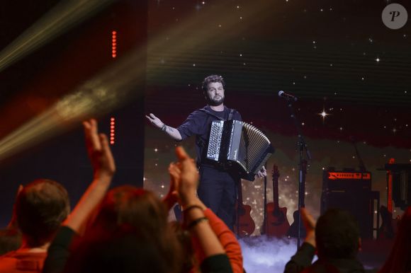 Claudio Capéo, lors de l'enregistrement de l'émission "La fête de la chanson française - 20 ans d'émotions" présentée par L.Thilleman et A.Manoukian, et diffusée le 17 avril sur France 3 à Paris, France, le 9 décembre 2025. © Jack Tribeca/Bestimage
