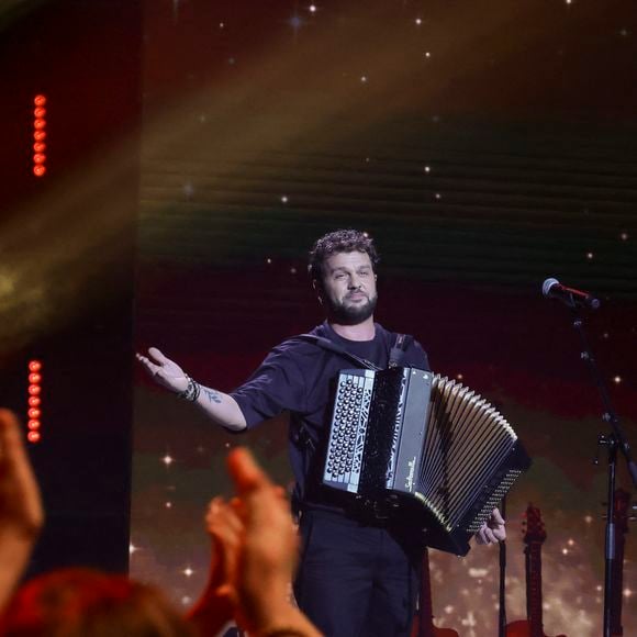 Claudio Capéo, lors de l'enregistrement de l'émission "La fête de la chanson française - 20 ans d'émotions" présentée par L.Thilleman et A.Manoukian, et diffusée le 17 avril sur France 3 à Paris, France, le 9 décembre 2025. © Jack Tribeca/Bestimage