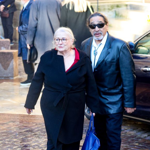 Après avoir perdu leur ami Michel Blanc, ils font face à la disparition d'un autre proche, l'acteur américain Jonathan Joss.

Josiane Balasko et son mari George Aguilar à la sortie des Obsèques de Michel Blanc en l'église Saint-Eustache à Paris, le 10 octobre 2024. 
© Moreau / Jacovides / Bestimage