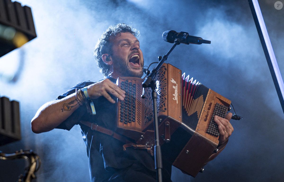 Bugeles Photo : Claudio Capéo est en concert sur la scène du festival du ...