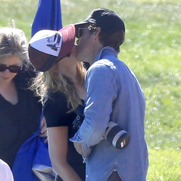 Exclusif - Julia Roberts embrasse son mari Daniel Moder lors d’une journée football de leurs enfants à Malibu. Le couple semble très amoureux et dément les rumeurs de séparation. Le 31 octobre 2015
©FAME PICTURES / BESTIMAGE