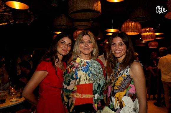 Elles reviennent notamment sur les enseignements de leur père, leur complémentarité et leur vision d'un luxe plus chaleureux et plus humain. 

Exclusif - Kimbeley et Leslie Pariente avec leur mère Joëlle lors de la soirée d'inauguration de l'Hôtel Lou Pinet et du restaurant Beefbar à Saint-Tropez le 11 juillet 2020. La soirée était organisée par Caroline Barclay pour la famille Pariente (fondateur de Naf Naf). L'occasion aussi de célébrer l'anniversaire de Jacqueline Veyssière, ancienne directrice des caves du roi pendant 30 ans

© Dominique Jacovides / Cyril Moreau / Bestimage