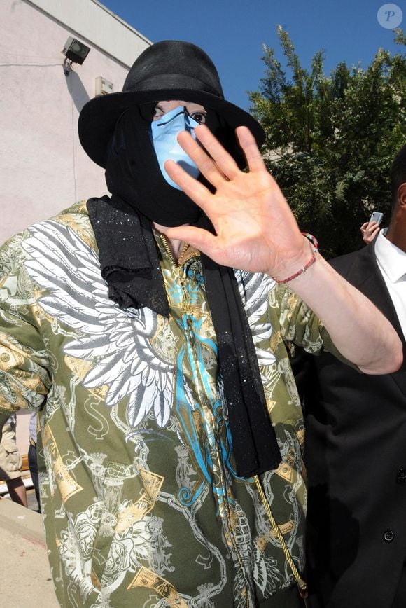 Michael Jackson en visite dans les magasins d'antiquités de Beverly Hills. Bien qu'il fasse chaud, il porte une veste et un masque chirurgical en permanence. Los Angeles, CA le 21 avril 2009. Photo de Ramey Agency/ABACAPRESS.COM