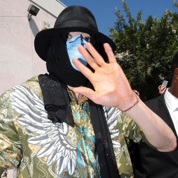 Michael Jackson en visite dans les magasins d'antiquités de Beverly Hills. Bien qu'il fasse chaud, il porte une veste et un masque chirurgical en permanence. Los Angeles, CA le 21 avril 2009. Photo de Ramey Agency/ABACAPRESS.COM