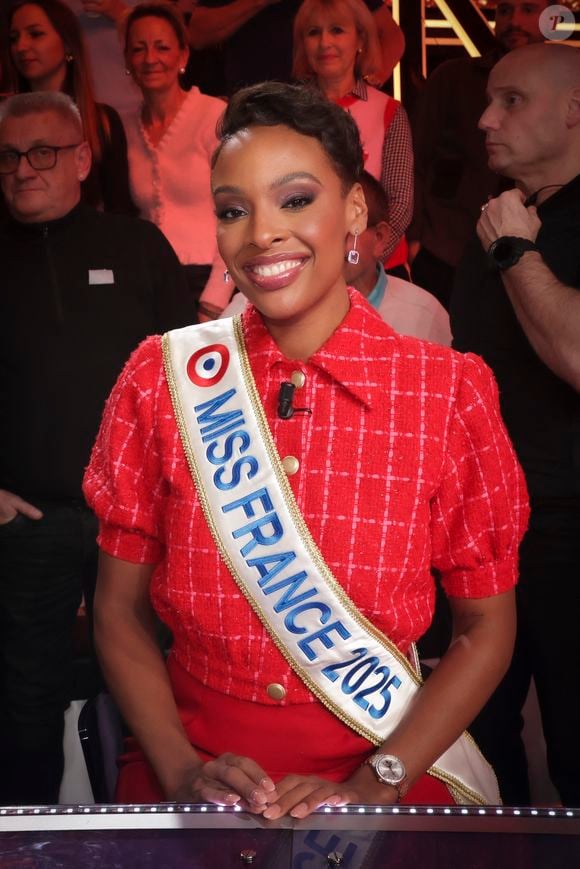 Exclusif - Angélique Angarni-Filopon, miss France 2025 sur le plateau de l'émission "Touche pas à mon poste" (TPMP) diffusée en direct sur C8 le 17 décembre 2024.

© Jack Tribeca / Bestimage