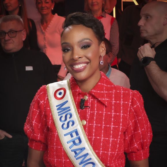Exclusif - Angélique Angarni-Filopon, miss France 2025 sur le plateau de l'émission "Touche pas à mon poste" (TPMP) diffusée en direct sur C8 le 17 décembre 2024.

© Jack Tribeca / Bestimage
