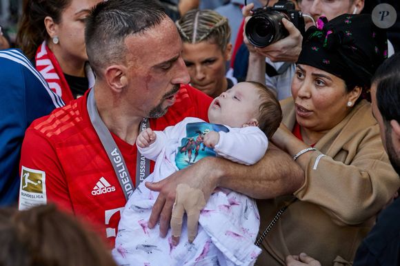 Franck Ribery et sa fille Keltoum et sa femme Wahiba - Franck Ribéry célèbre le titre de champion d'allemagne et son dernier match sous les couleurs du Bayern de Munich le 18 Mai 2019. Photo par Panoramic / Bestimage