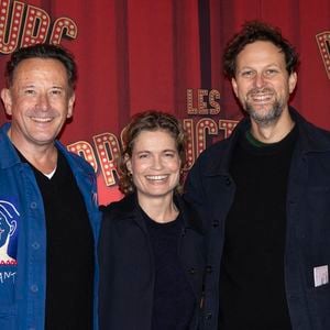 Exclusif - Thierry Harcourt, Sarah Biasini et Pierre Rochefort au photocall de la générale de la comédie musicale "Les Producteurs" d'Alexis Michalik au théâtre de Paris, France, le 8 octobre 2025. © Vincenzo Arnone/Bestimage