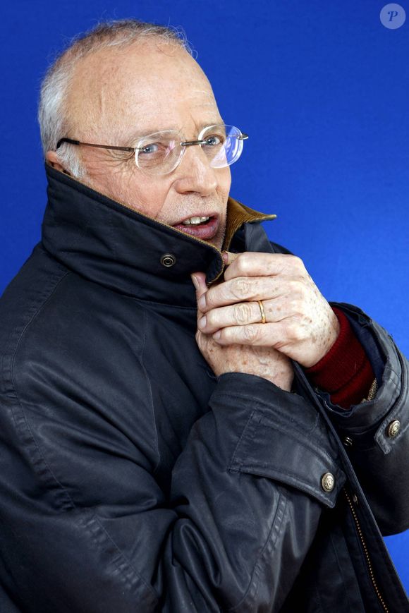 Photo d'archives : Thierry Roland pose à Paris, France, en décembre 2011. Photo de Vim/ABACAPRESS.COM