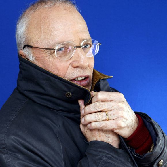 Photo d'archives : Thierry Roland pose à Paris, France, en décembre 2011. Photo de Vim/ABACAPRESS.COM