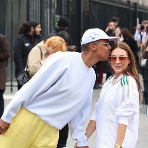 Invités au défilé Lacoste Collection Prêt-à-Porter Automne/Hiver 2025-2026 lors de la Fashion Week de Paris, Stromae et sa femme Coralie Barbier se sont affichés très tendres devant les photographes.

Stromae et sa femme Coralie Barbier au défilé Lacoste "Collection Prêt-à-Porter Automne/Hiver 2025-2026" lors de la Fashion Week de Paris (PFW)
© Denis Guignebourg / Bestimage
