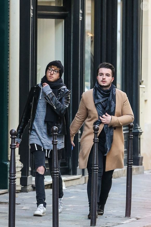 Exclusif - Le chanteur Olympe (de son vrai nom Joffrey Boulanger), révélé par la saison 2 de "The Voice" et son futur mari le blogueur mode Julien Van Der Drisch sont à Paris pour les préparatifs de leur mariage le 5 mars 2016. Agence / Bestimage