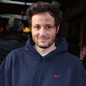 Une vidéo le montre enregistre son nouveau single, "D'or et d'étain".

Vianney au musée Grévin le 28 mai 2025 à Paris. Photo de Jérôme Domine/ABACAPRESS.COM