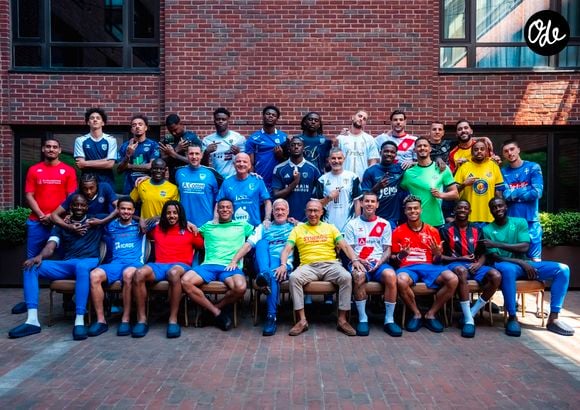 Avant leur entrée en lice à la Coupe du monde 2026, les Bleus, le staff et le président de la FFF ont posé avec le maillot de leur tout premier club, rendant « hommage au football amateur, la base de leur parcours », précise la Fédération le 15 juin 2026. Mike Maignan (AC Milan) Robin Risser (RC Lens) Brice Samba (Stade Rennais), Lucas Digne (Aston Villa) Malo Gusto (Chelsea) Lucas Hernández (Paris Saint-Germain) Théo Hernández (Al-Hilal) Ibrahima Konaté (Liverpool FC) Jules Koundé (FC Barcelone) Maxence Lacroix (Crystal Palace) William Saliba (Arsenal) Dayot Upamecano (Bayern Munich), N'Golo Kanté (Fenerbahçe) Manu Koné (AS Rome) Adrien Rabiot (AC Milan) Aurélien Tchouaméni (Real Madrid) Warren Zaïre-Emery (Paris Saint-Germain), Maghnes Akliouche (AS Monaco) Bradley Barcola (Paris Saint-Germain) Rayan Cherki (Manchester City) Ousmane Dembélé (Paris Saint-Germain) Désiré Doué (Paris Saint-Germain) Jean-Philippe Mateta (Crystal Palace) Kylian Mbappé (Real Madrid) Michael Olise (Bayern Munich) Marcus Thuram (Inter Milan). © Simon Morcel/FFF via Bestimage