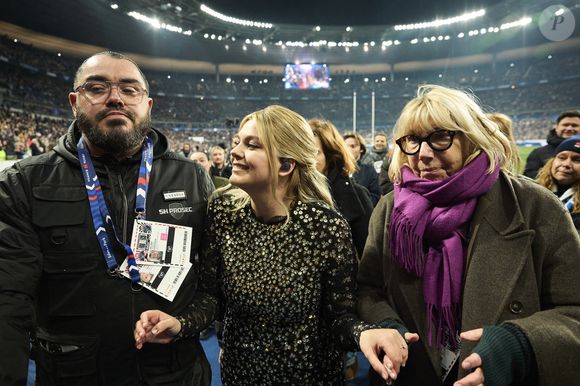 La chanteuse Louane (Louane Emera), représentante de la France au concours de l'Eurovision, interpréte pour la première fois son titre Maman, en hommage à sa mère décédée lorsqu'elle avait 17 ans, devant les 80 000 spectateurs, suspendue sur une plateforme, plusieurs mètres au-dessus de la pelouse et des musiciens, du Stade de France à la mi-temps du match du Tournoi des Six Nations opposant la France à l'Écosse, à Saint-Denis, Seine Saint-Denis, France, le 15 mars 2025. © Cyril Moreau/Bestimage