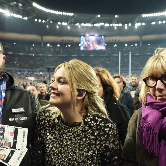 La chanteuse Louane (Louane Emera), représentante de la France au concours de l'Eurovision, interpréte pour la première fois son titre Maman, en hommage à sa mère décédée lorsqu'elle avait 17 ans, devant les 80 000 spectateurs, suspendue sur une plateforme, plusieurs mètres au-dessus de la pelouse et des musiciens, du Stade de France à la mi-temps du match du Tournoi des Six Nations opposant la France à l'Écosse, à Saint-Denis, Seine Saint-Denis, France, le 15 mars 2025. © Cyril Moreau/Bestimage