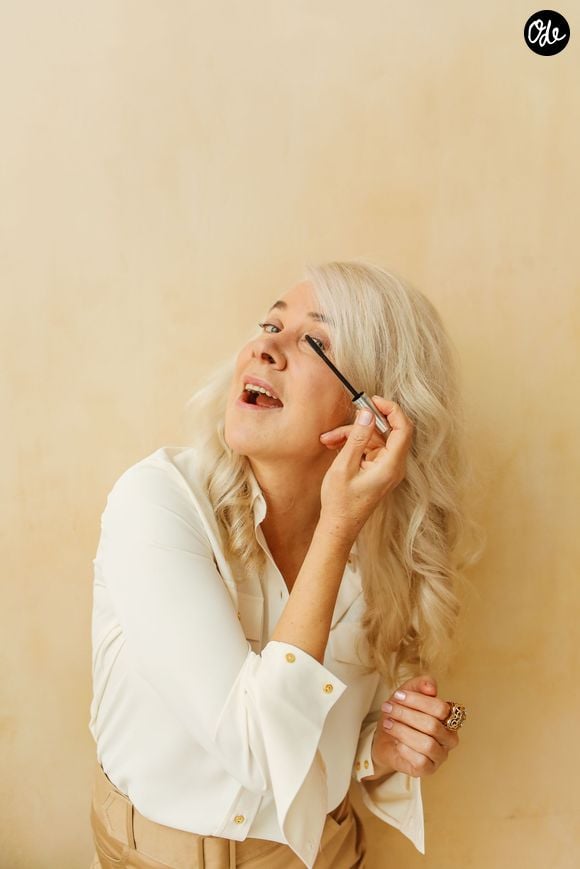 Du blush rosé à la ligne des sourcils, chaque détail compte pour apporter de la fraîcheur sans surcharger.